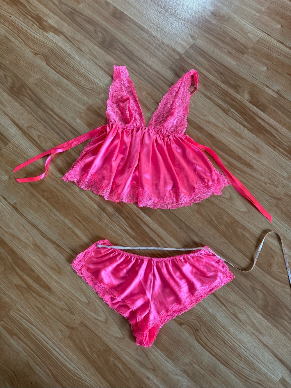 Gorgeous Victoria’s Secret Vintage Lace Camisole & Shortie Set - Sz L - Pink